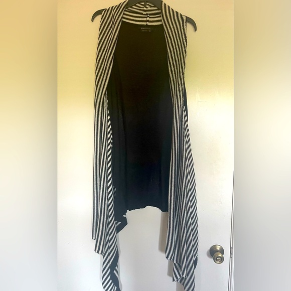 EUC Blk/ Wht handkerchief bottom knit vest by BCBGMaxAzria, Sz.L - Picture 1 of 4